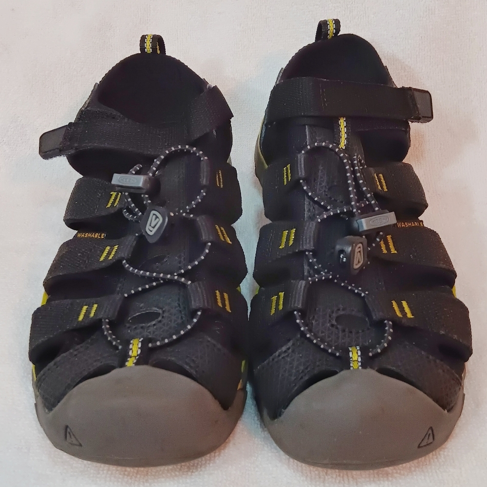Size 4 KEEN Newport Neo H2 Synthetic Textile Men/Youth Closed Toe Sandals